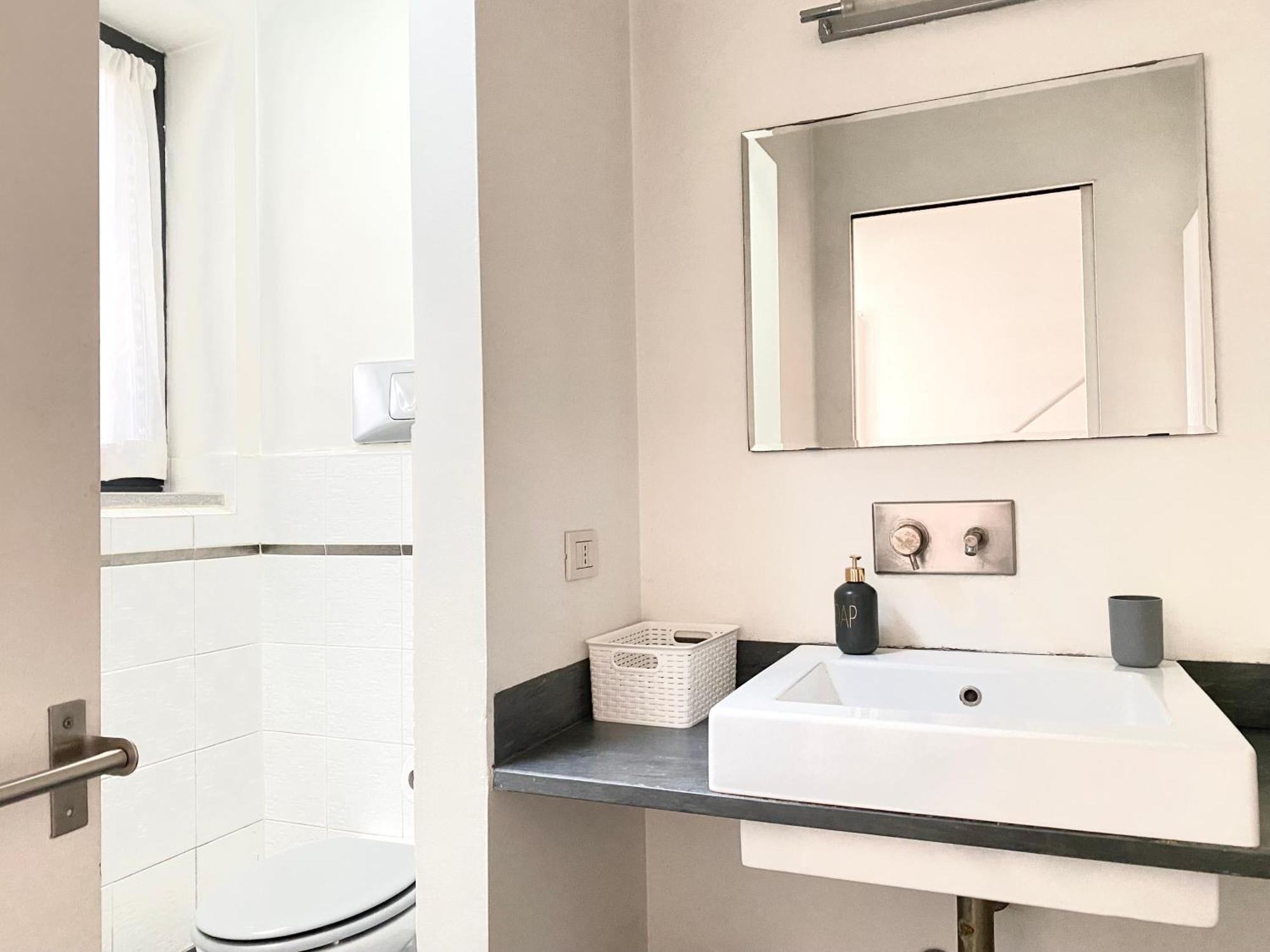 Sant Ambrogio With Private Terrace In Shared Flat Habitación en casa particular *